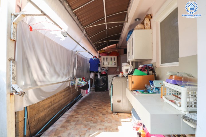 *****บ้านเดี่ยวทำเลใจกลางเมือง ม.เศรษฐสิริ งามวงศ์วาน-ประชาชื่น หลังมุม (ตรงข้าม ม.ธุรกิจบัณฑิตย์) บ้านหลังใหญ่ เนื้อที่ 77.8 ตร.ว. ฟังก์ชัน 5 ห้องนอน 4 ห้องน้ำ 2 ที่จอดรถ พื้นที่ใช้สอยเกือบ 250 ตร.ม. หน้าโครงการติดถนนประชาชื่น เชื่อมต่อถนนหลายสาย ใกล้เดอะมอลล์ฯ และจุดขึ้นทางด่วนงามวงศ์วาน